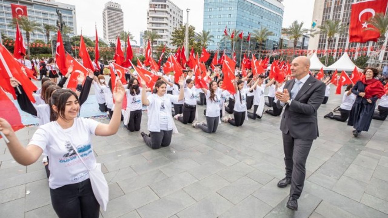İzmir’de coşkulu 19 Mayıs kutlaması! Başkan Soyer: “Gençleri çok güzel bir gelecek bekliyor”
