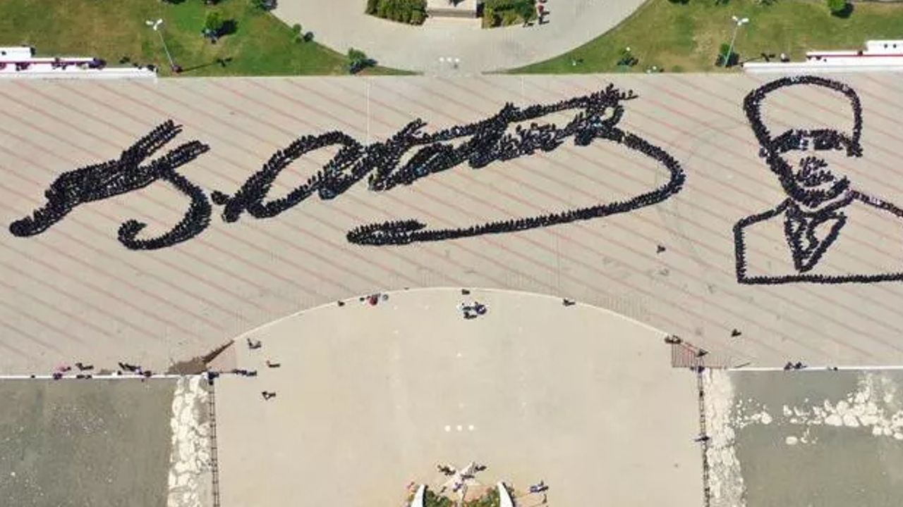 Mersin'de 1919 genç zeybek oynadı, Atatürk’ün imzası ile siluetini oluşturdu