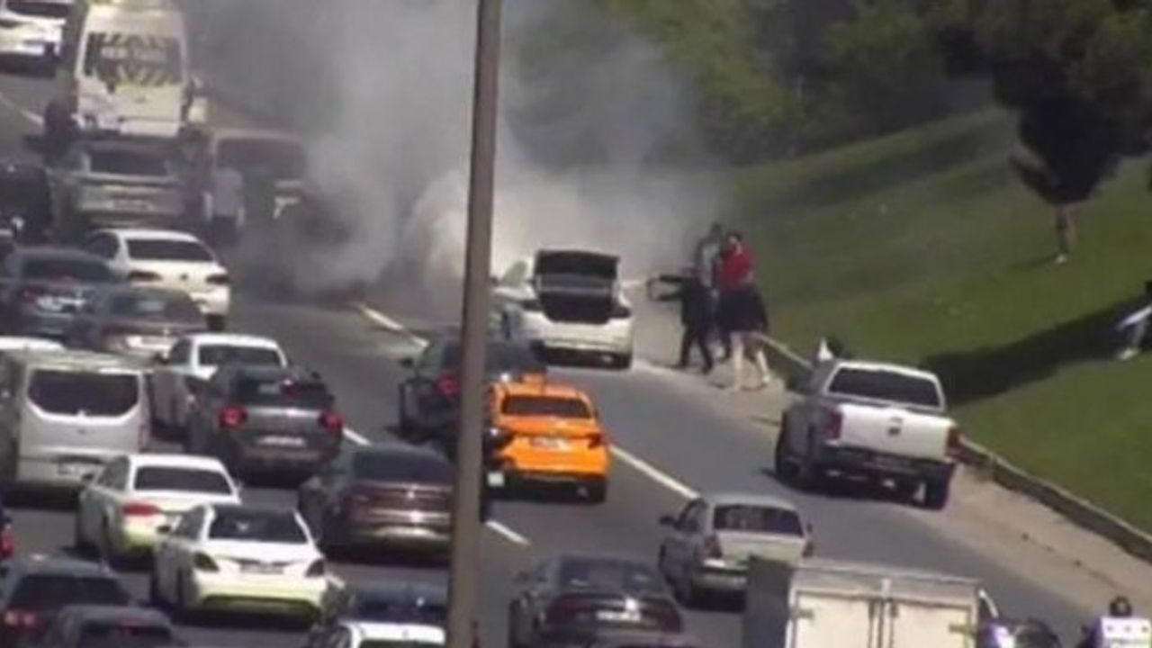 TEM Otoyolu'nda otomobil yandı, araç sürücüleri yardıma koştu