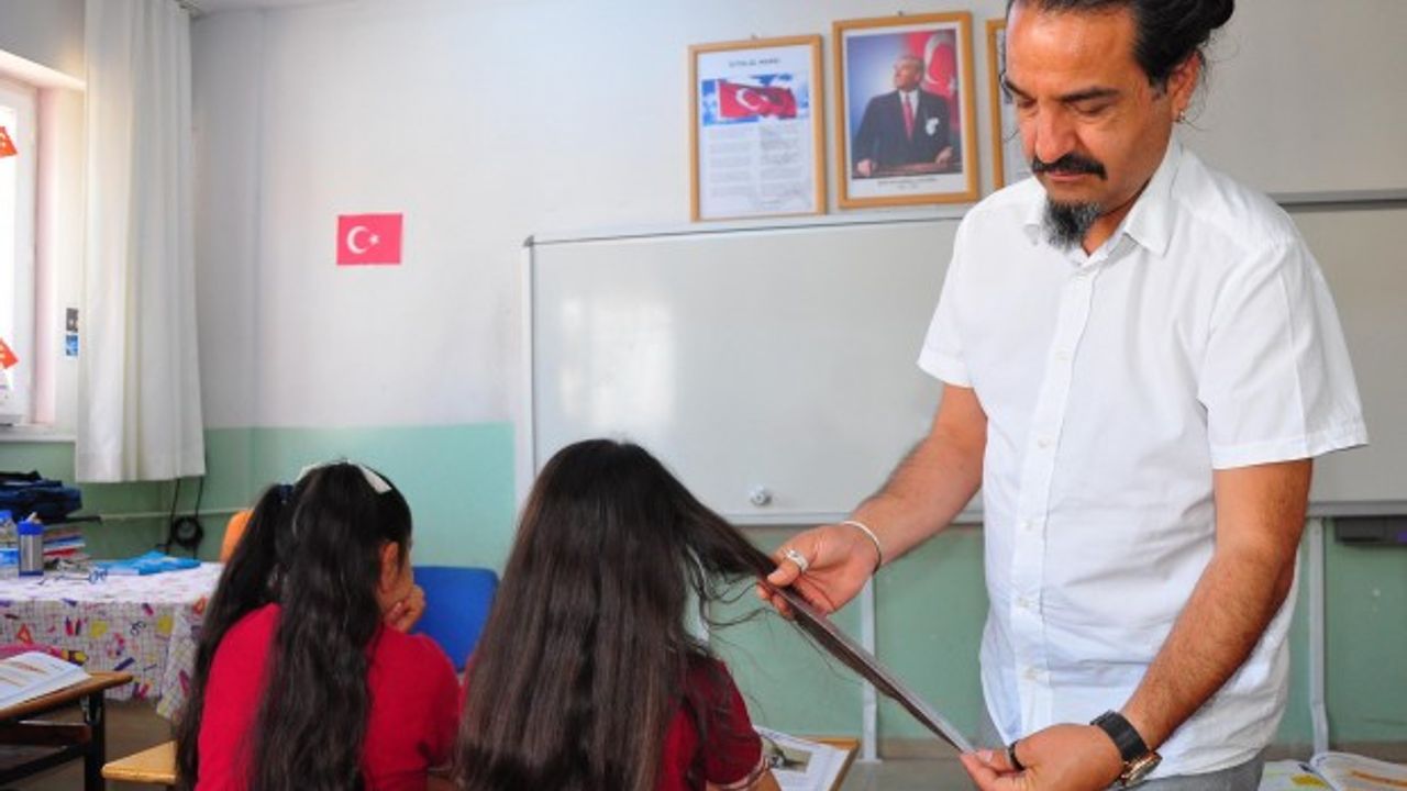 Uzattığı saçlarını bağışlayan Murat öğretmen, öğrencileriyle kanser hastalarına umut oldu