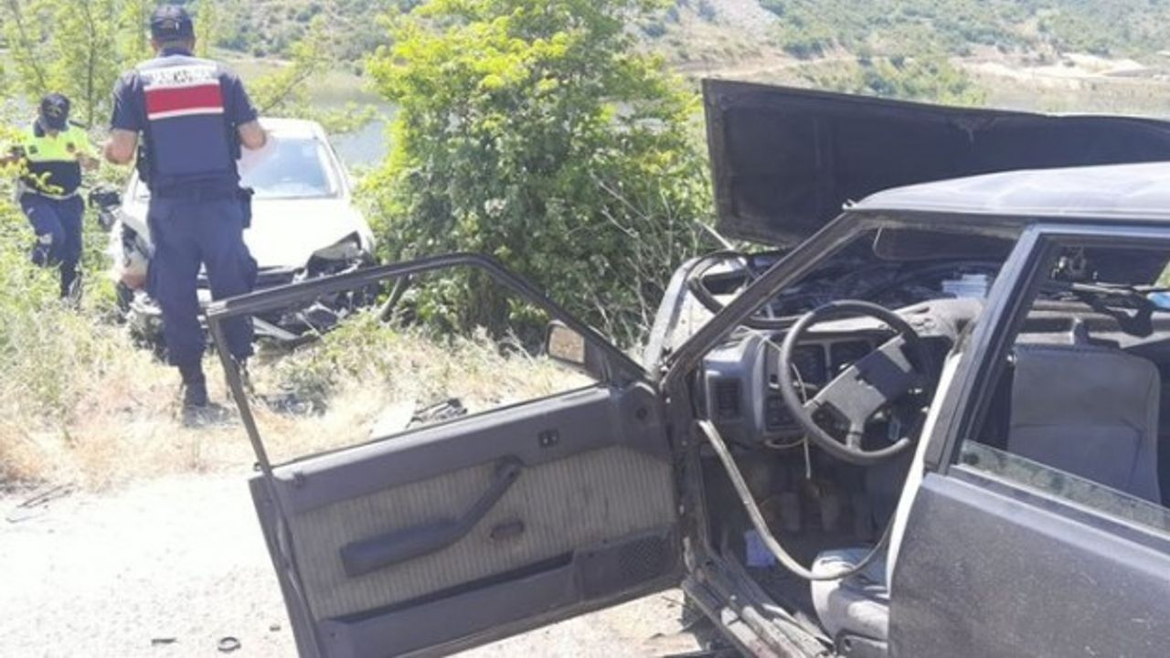 İki otomobil kafa kafaya çarpıştı: 1’i ağır 4 yaralı