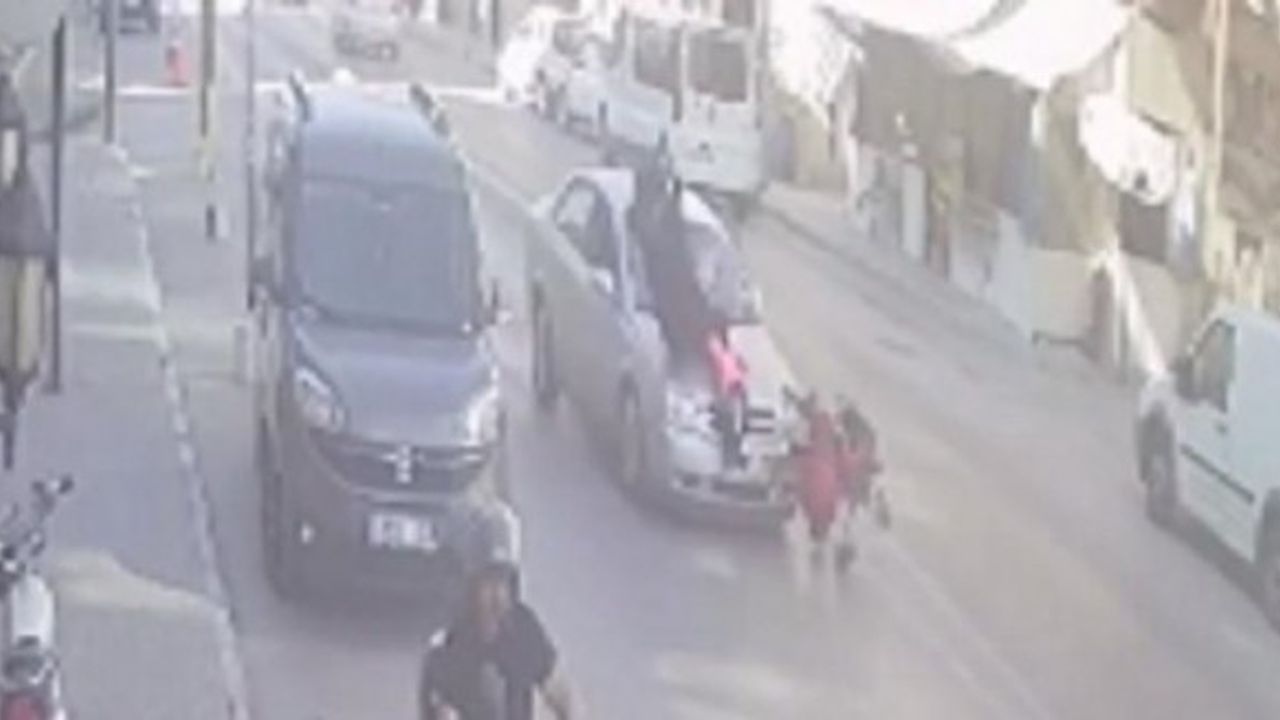 İzmir'de faciadan dönüldü... Otomobil anne ve çocuklarına böyle çarptı!