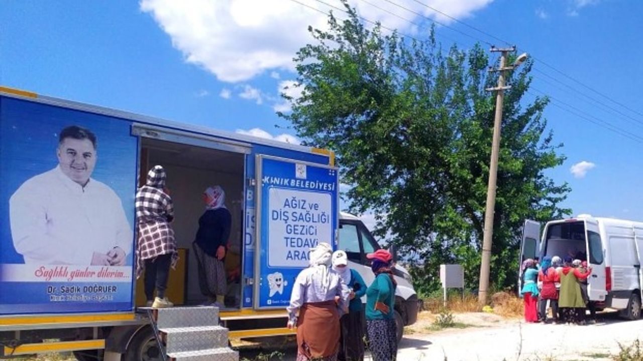 Kınık’ta gezici diş sağlığı aracında tarım işçilerine sağlık taraması
