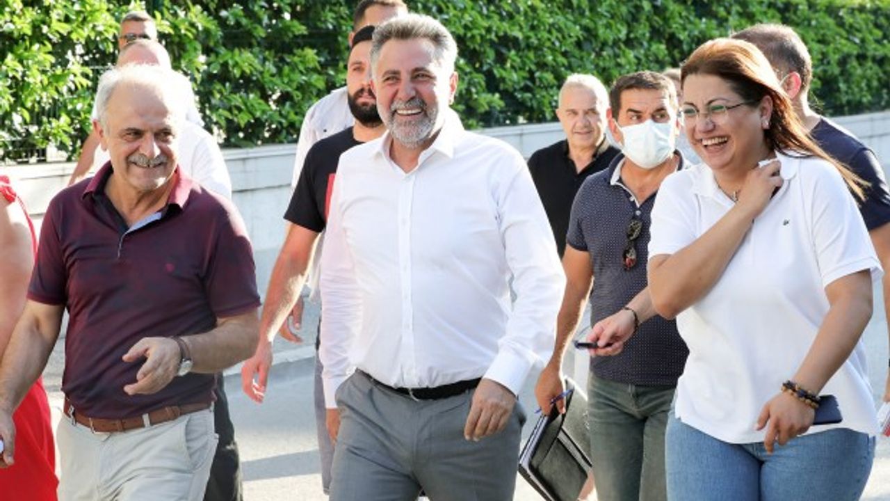 Bayraklı sokaklarında seferberlik... Sandal: 'Örnek bir kent yaratıyoruz'