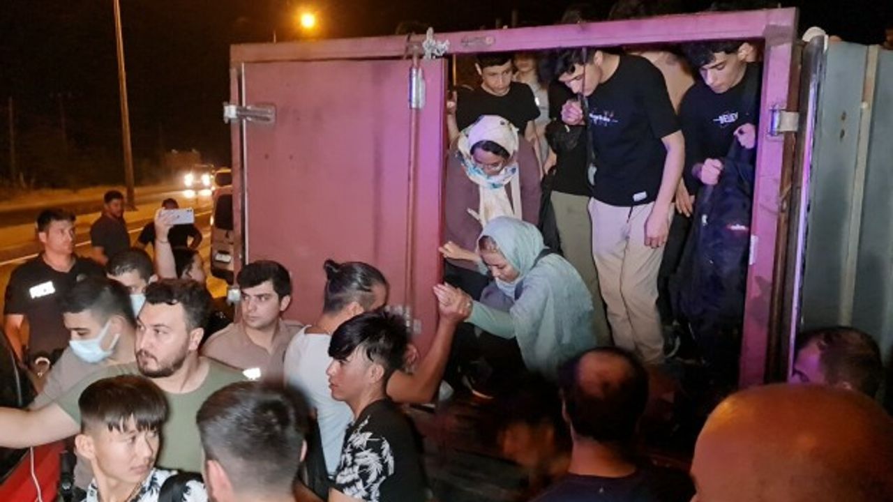 Şüphe üzerine durdurulan kamyondan 70 kaçak göçmen çıktı