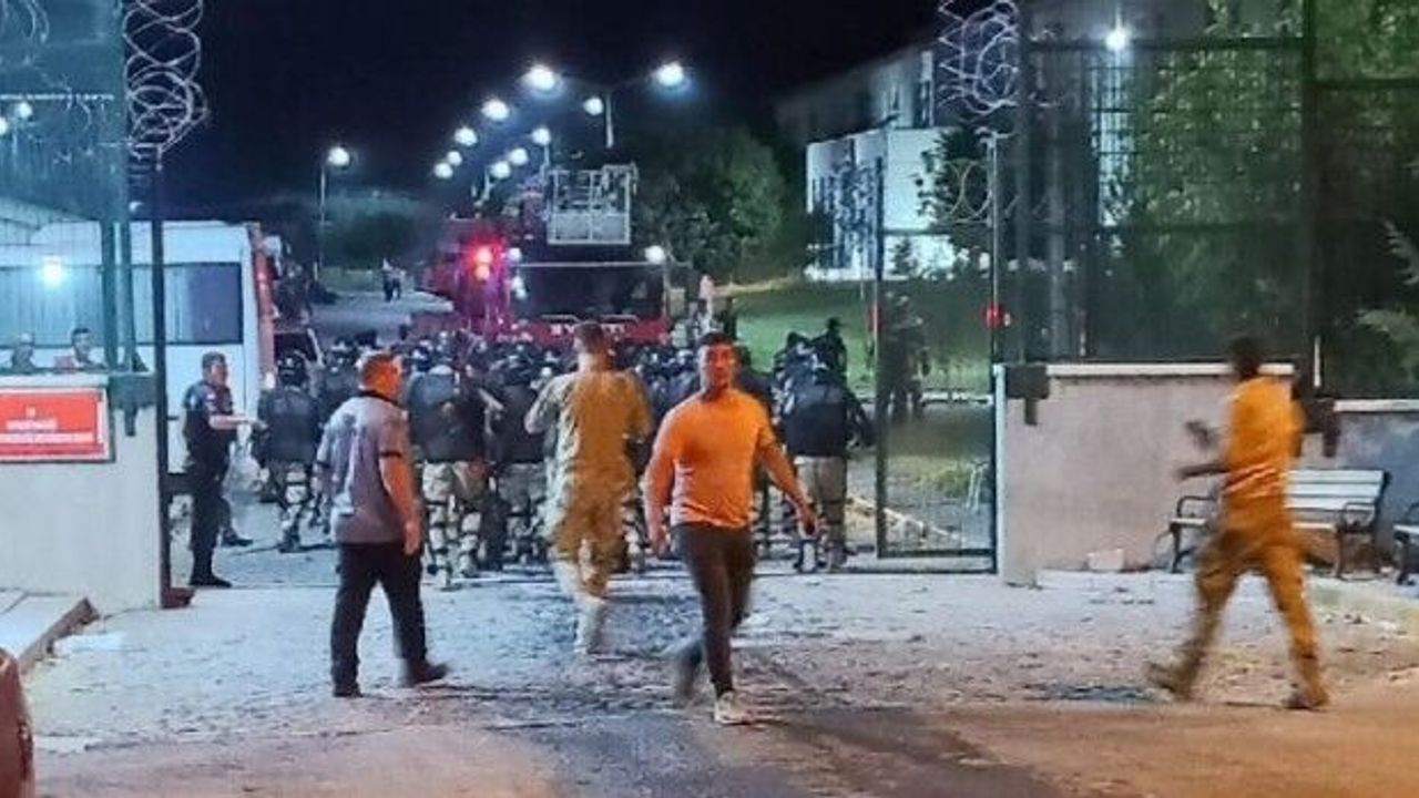 GGM'de yangın: 20 sığınmacı tutuklandı