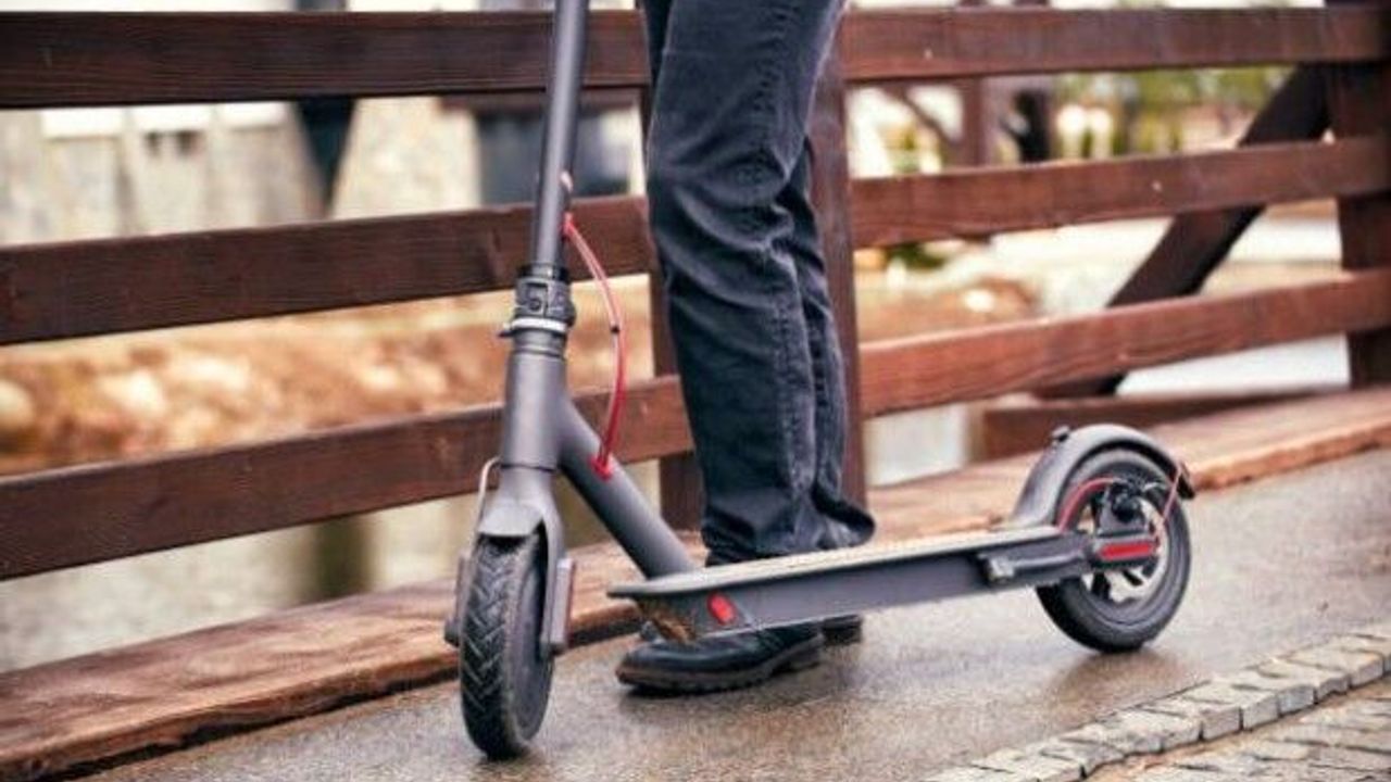 Trafik yönetmeliğinde değişiklik: Scooter kullanıcısına fosforlu yelek