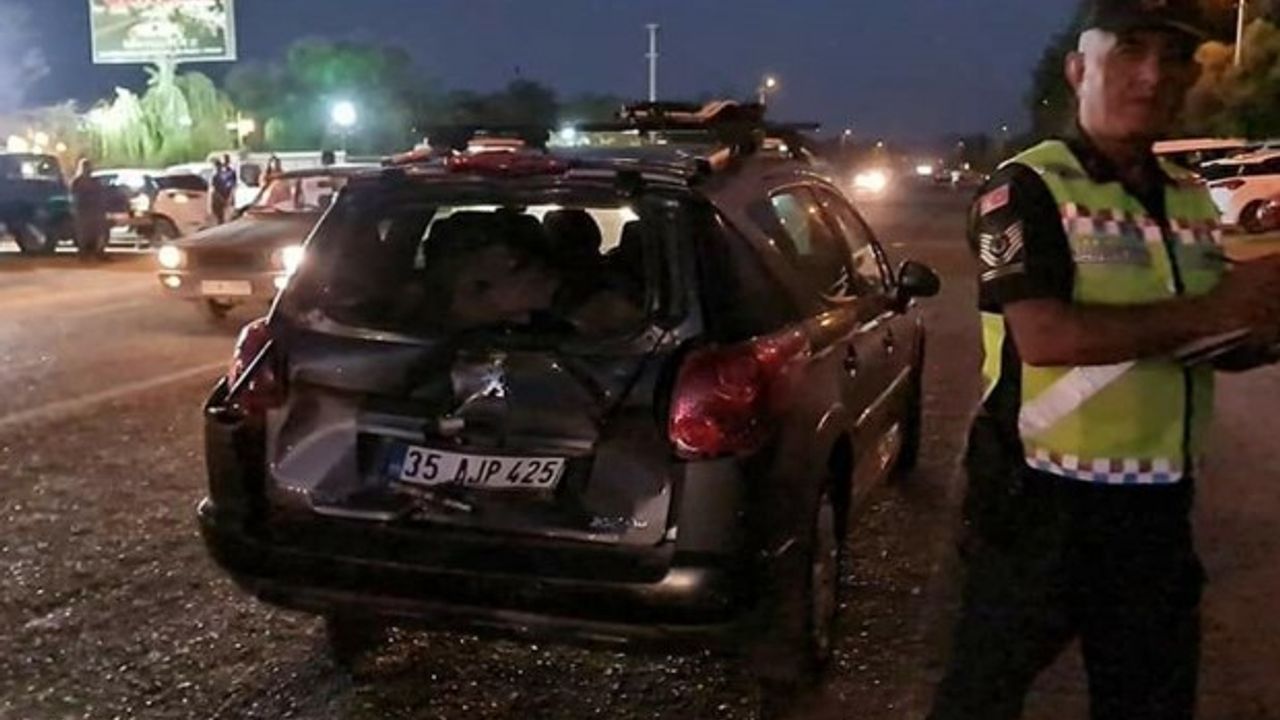 İzmir'de gece yarısı korkunç kaza! Otomobil motosiklete çarptı