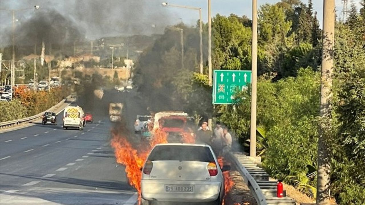İzmir'de korku dolu an! Seyir halindeki otomobil alev topuna döndü