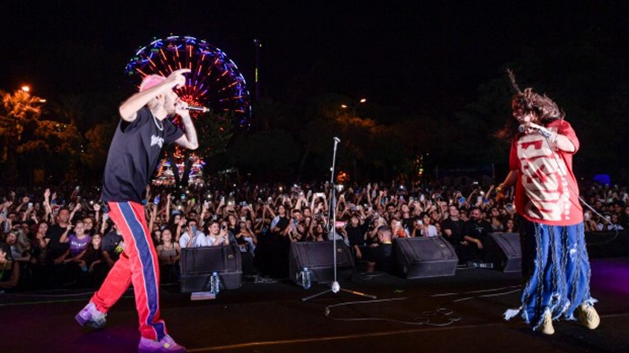 Lil Zey ilk solo konserini “Evim” dediği İzmir Fuarı’nda verdi