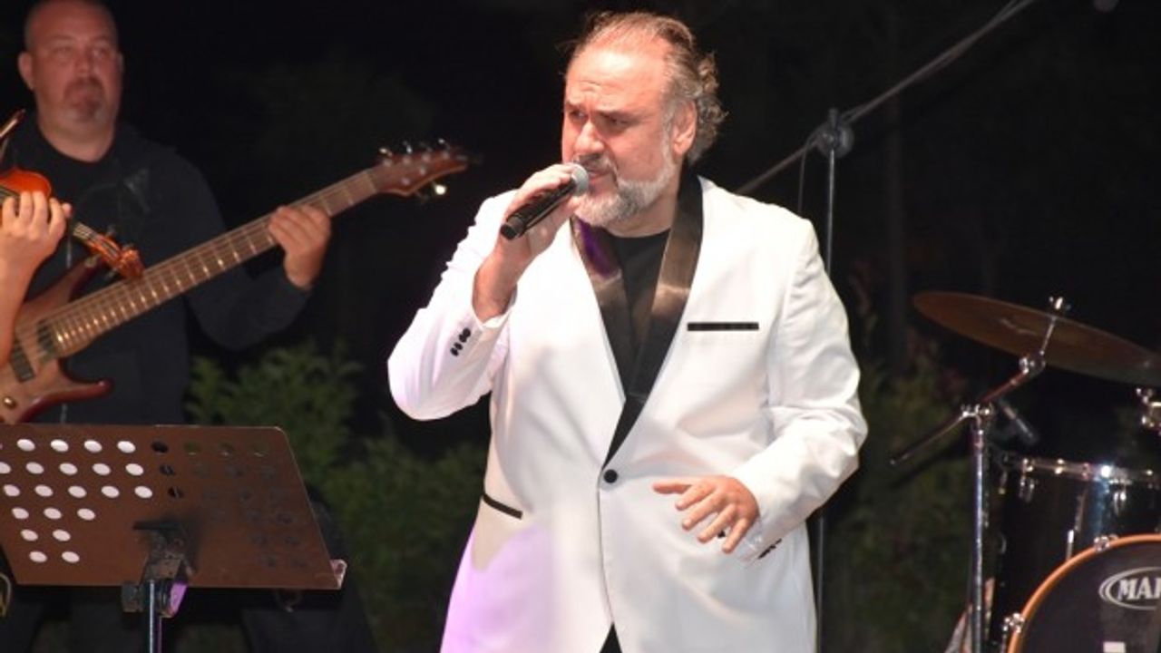 Opera sanatçısı Hakan Aysev İzmir'de konser verdi