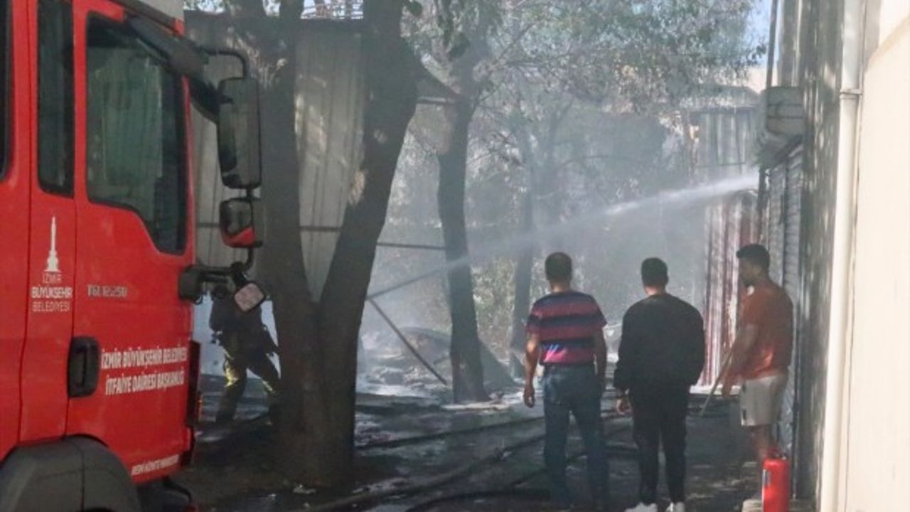 İzmir'de mobilya atölyesinde yangın! Büyük çapta hasar var