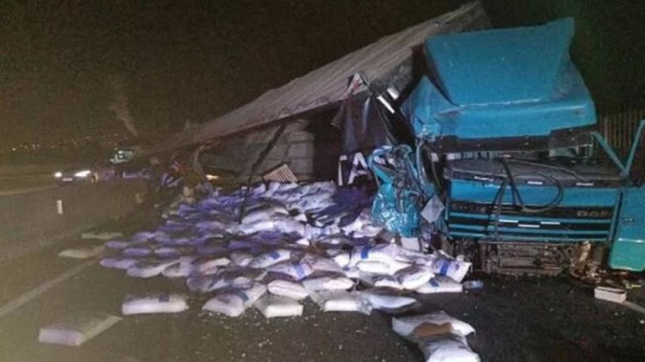 Sakarya'da feci kaza: TIR, park halindeki kamyona çarptı