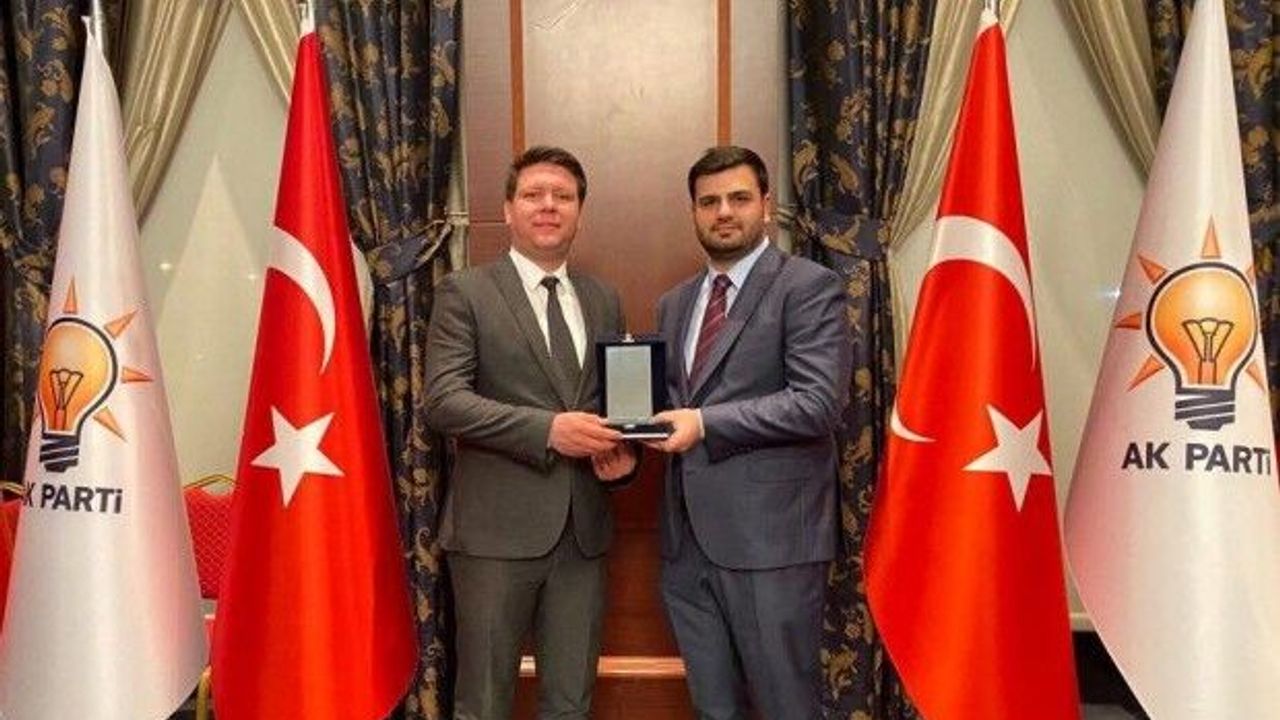 AK Parti İzmir Gençlik Kolları Türkiye birincisi oldu. Ödülü Genel Başkan İnan verdi