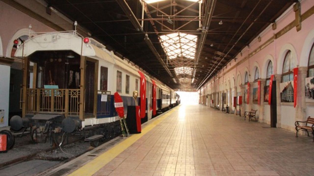 Atatürk'ün hatıralarına tanıklık eden "Beyaz Tren" İzmirliler 'Atatürk Vagonu'nu ziyaret etti