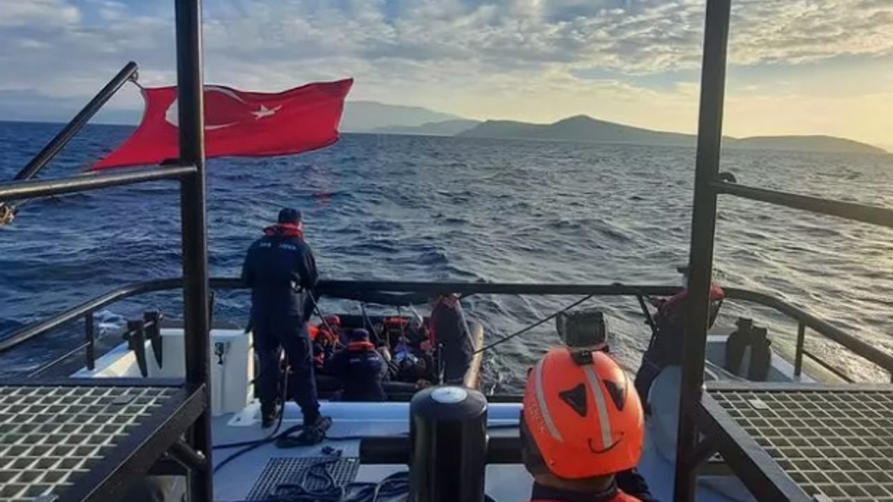 İzmir açıklarında 54 düzensiz göçmen yakalandı