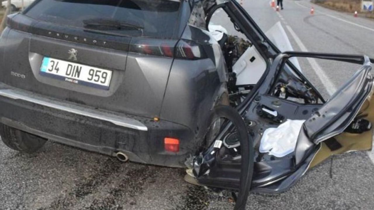 Aydın'da otomobil, traktöre çarptı: 1 ölü, 1 yaralı 