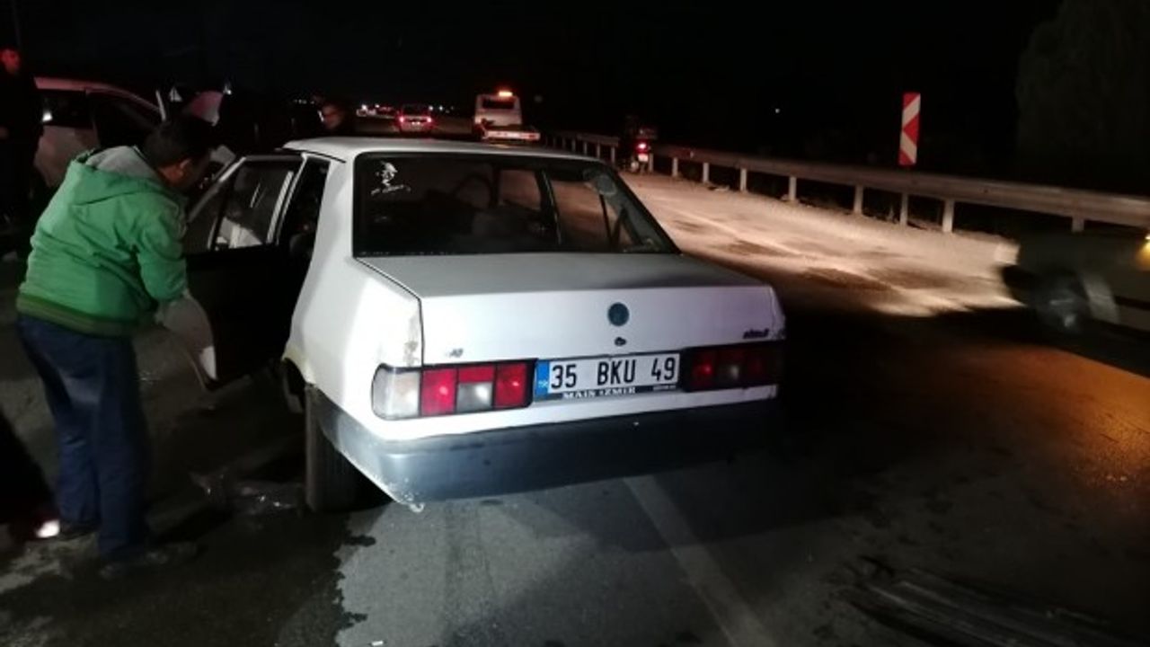 İzmir'de feci kaza: Otomobil ile ticari araç çarpıştı... 4 kişi yaralandı