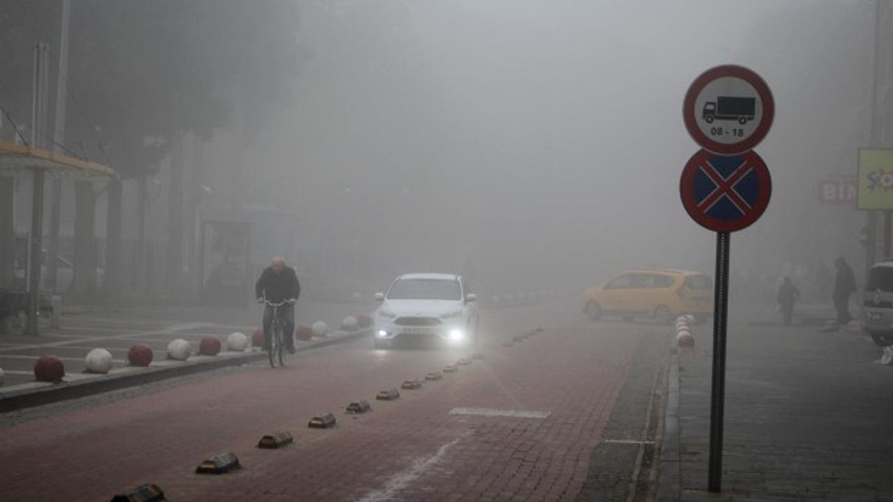 Manisa'da yoğun sis, görüş mesafesini 10 metreye kadar düşürdü