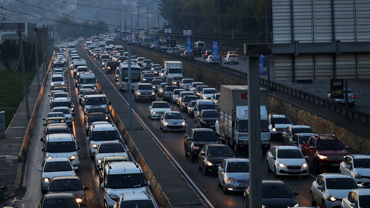 TÜİK'ten motorlu taşıt raporu...  İzmir trafiğine 74 bin araç daha girdi! 