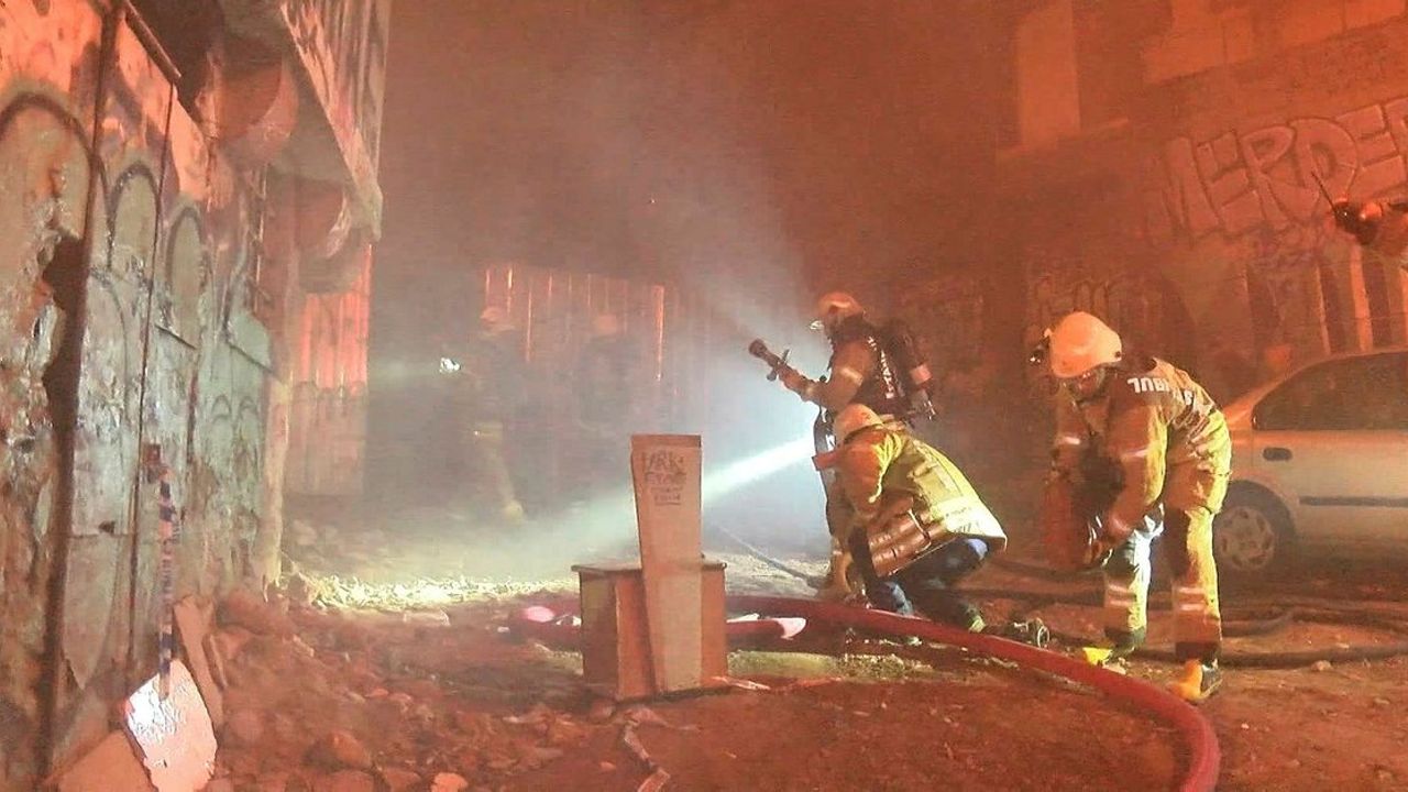 Karaköy'deki Ermeni Kilisesi lojmanında yangın: 2 kişi hayatını kaybetti!