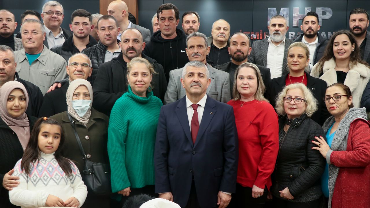Farklı partilerden istifa ettiler... MHP İzmir’e 120 üye daha  