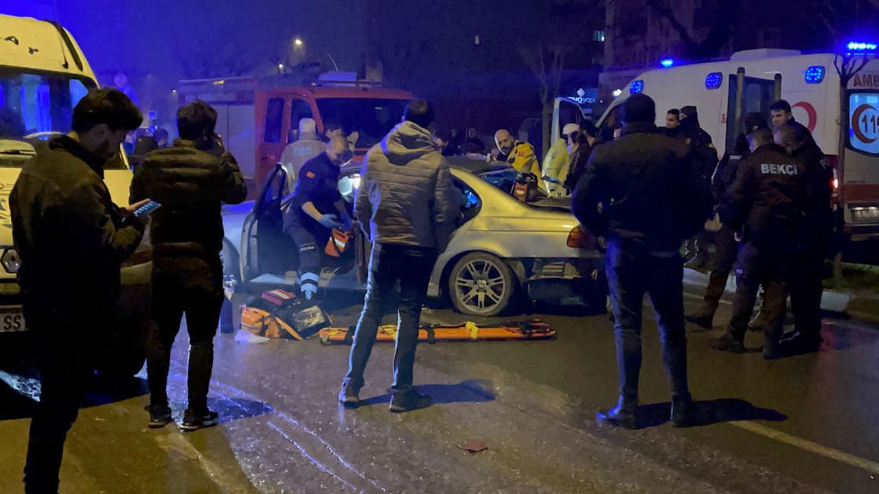 Polisin 'dur' ihtarına uymayan ehliyetsiz sürücü kaza yaptı: 1 ölü, 4 yaralı