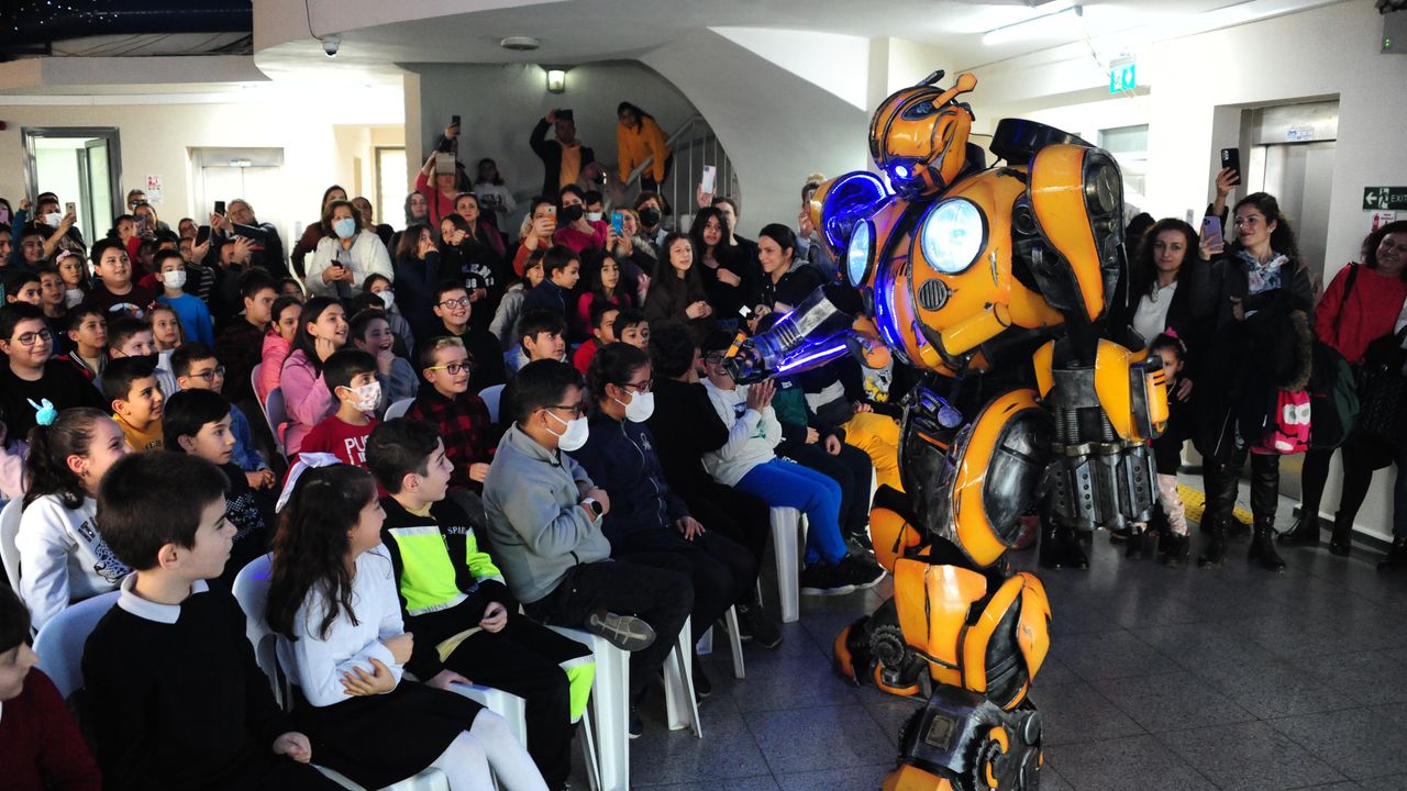 Balçova'da geleceğin mucitlerine robot show