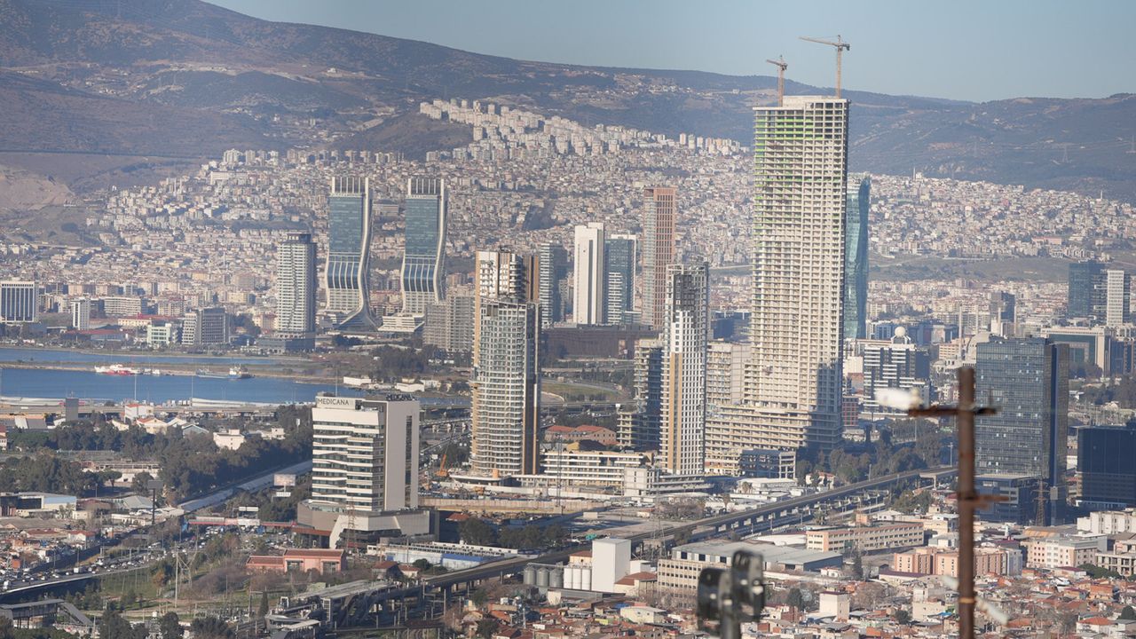 Bakanlıktan İzmir'de  106 milyonluk satış