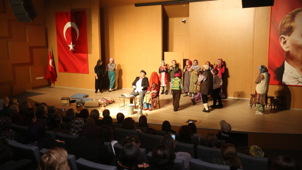 Karabağlar Belediyesi'nin kursiyer kadınları ilk kez tiyatro sahnesinde!