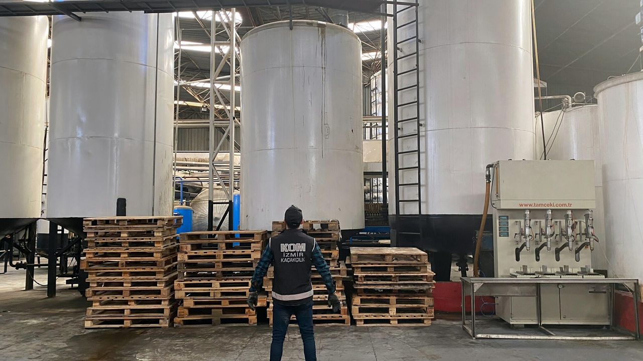 İzmir'de depoya baskın! 150 ton karışımlı akaryakıt ele geçirildi