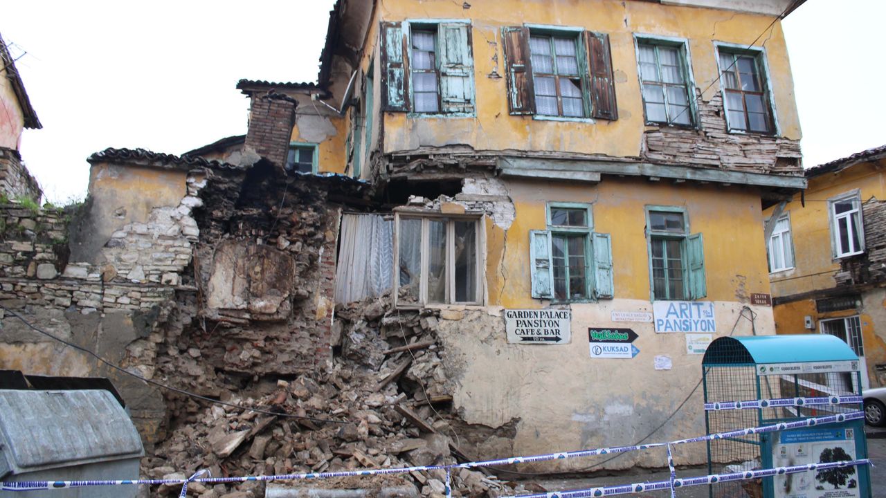 İki katlı tarihi ev depremde kısmen yıkıldı