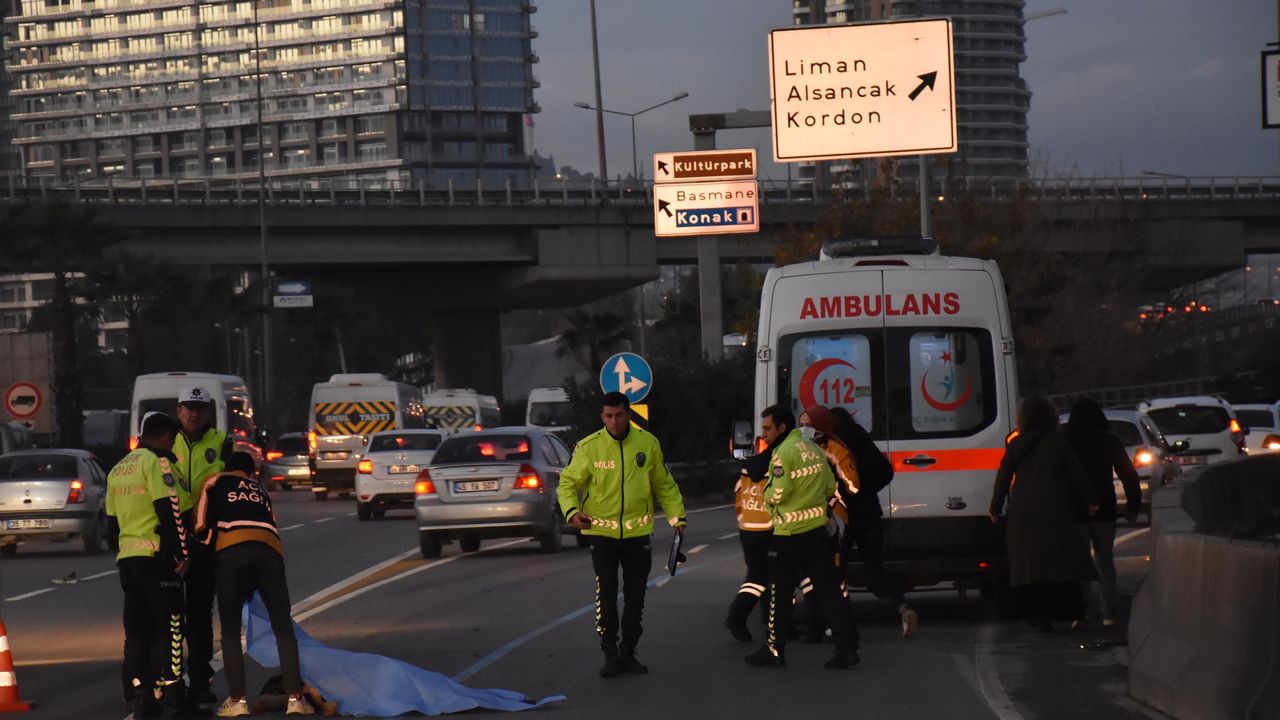 İzmir'de korkunç ölüm! Otomobilin altında 5 metre sürüklendi