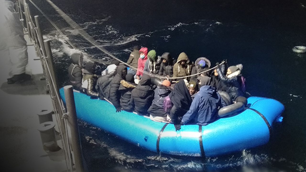 Yunanistan'ın geri ittiği 56 kaçak göçmen kurtarıldı