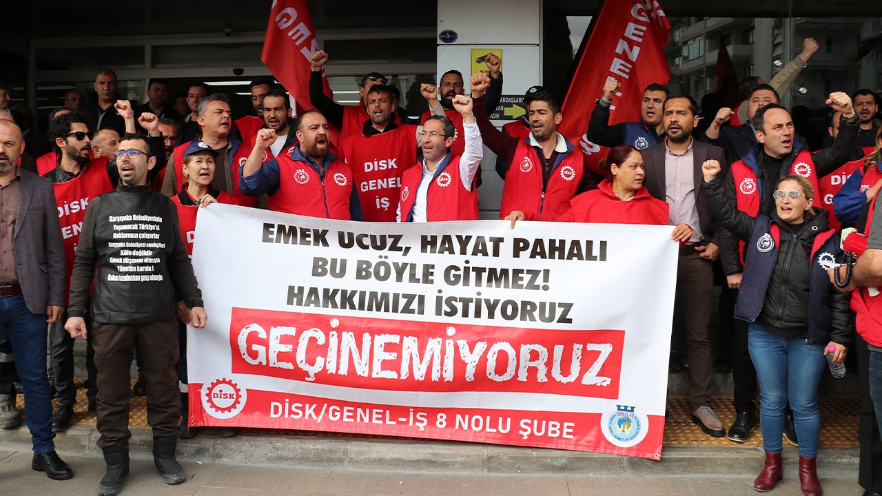 Karşıyaka Belediyesi önünde bir grup işçi açıklama yaptı... Maaşların yüzde 25'i eksik