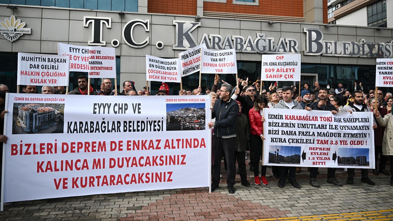 Karabağlar'daki TOKİ projesinin hak sahiplerinden belediye önünde eylem