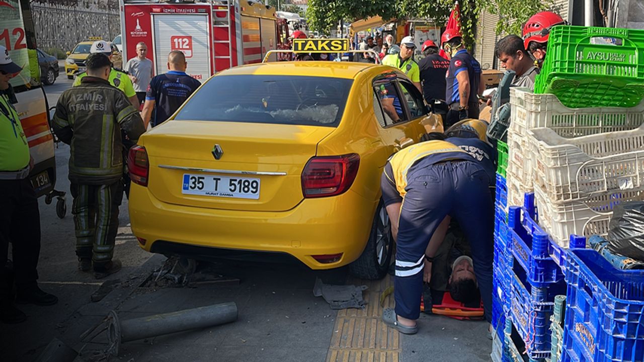 İzmir'de feci kaza... Kontrolden çıkan taksi kaldırımdaki yayaya çarptı