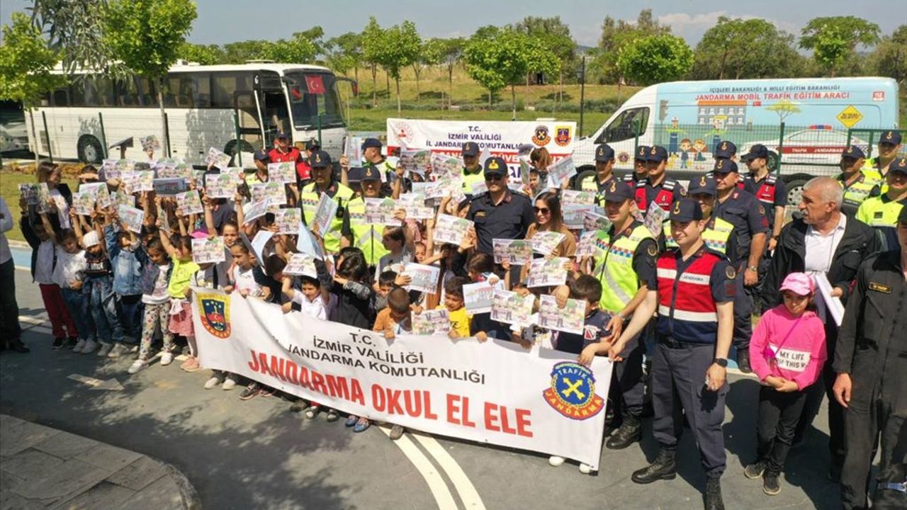 İzmir'de jandarmadan öğrencilere trafik eğitimi