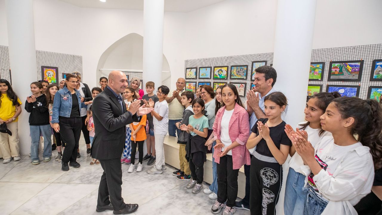 Başkan Soyer “Hayalimdeki Sakin Şehir” sergisinde öğrencilerle buluştu