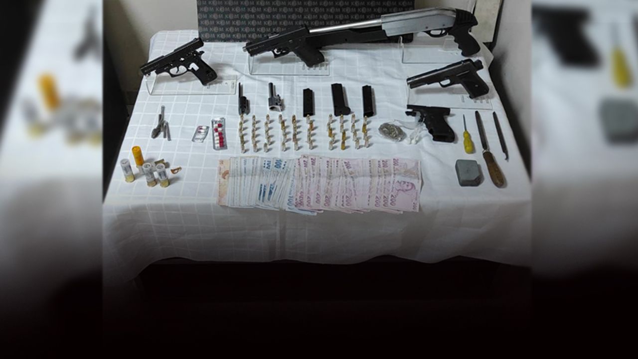 İzmir'de yasa dışı silah ticaretine polis baskını... 1 tutuklama