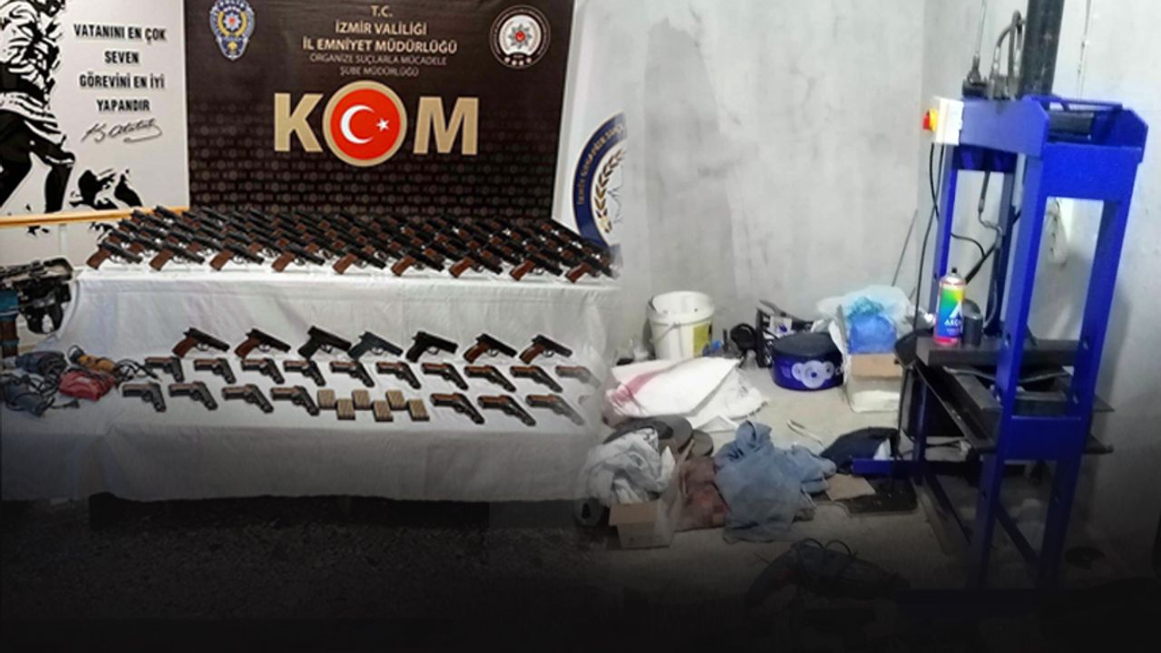 Yasa dışı silah imalatına İzmir Polisi'nden baskın... 100'ün üzerinde tabanca ele geçirildi
