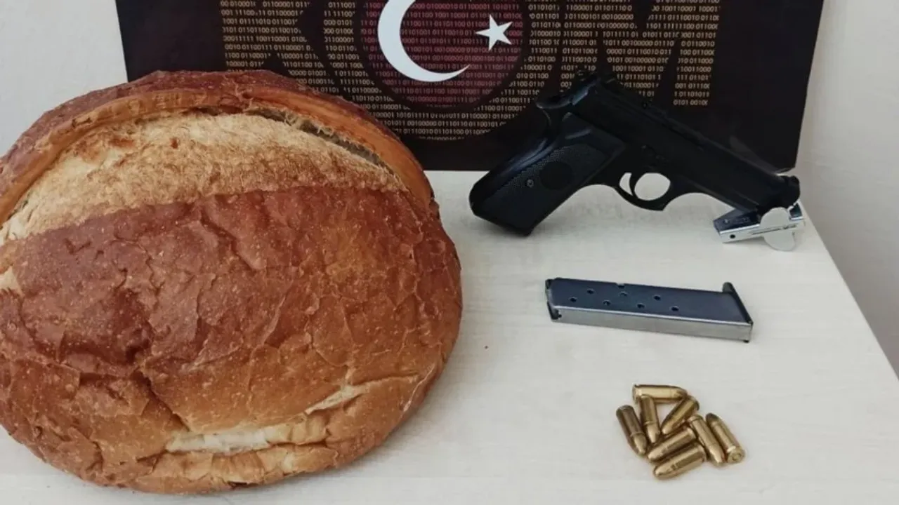 Muğla'da ekmek arasına gizlenmiş tabanca yakalandı