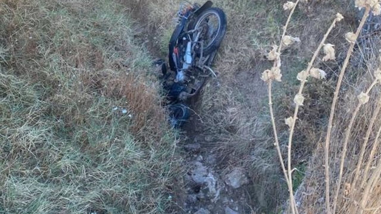Uşak'ta şarampole devrilen motosikletin sürücüsü yaralandı