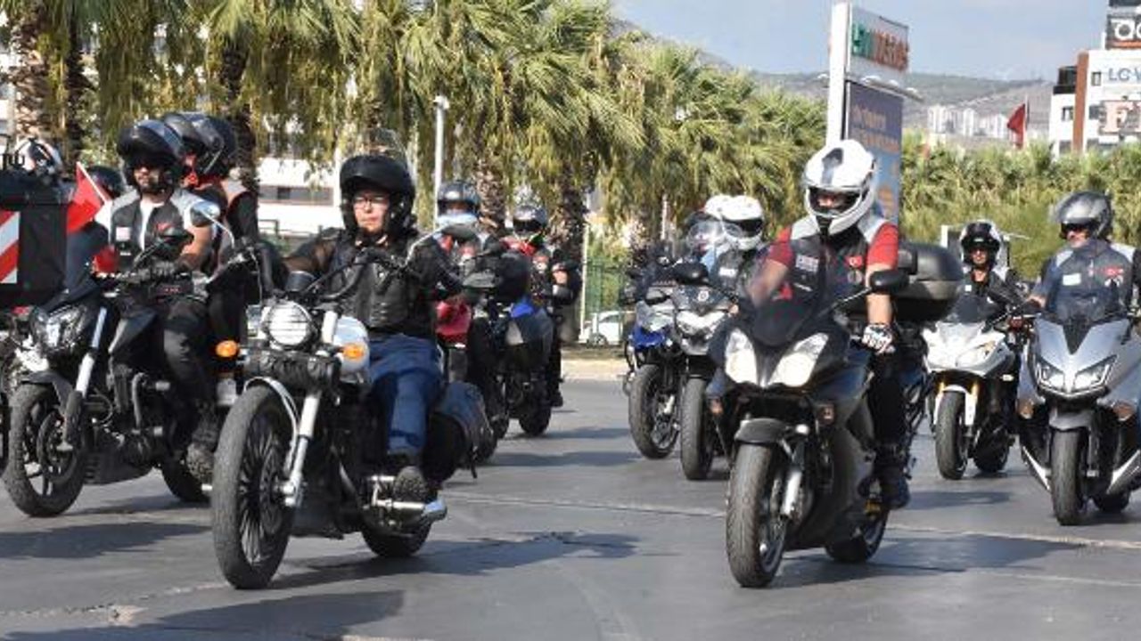 İzmir'de motosiklet ve klasik otomobillerle '30 Ağustos' korteji