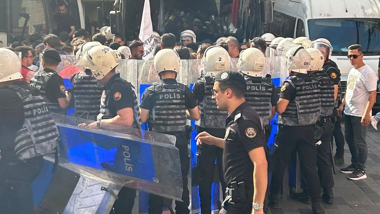 İstanbul’da, eylem yapan öğretmenlere ters kelepçe