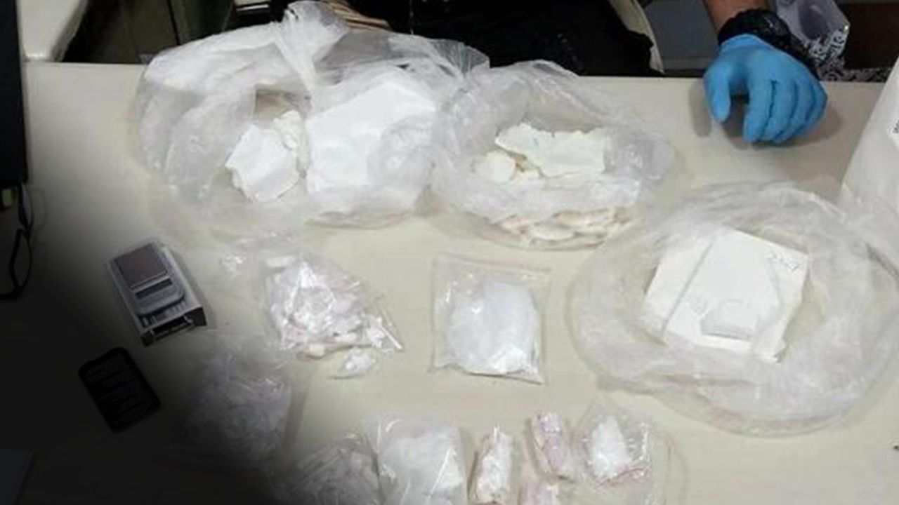 İzmir'de polis çevirmesine takılan 2 şüpheliden kilolarca kokain çıktı