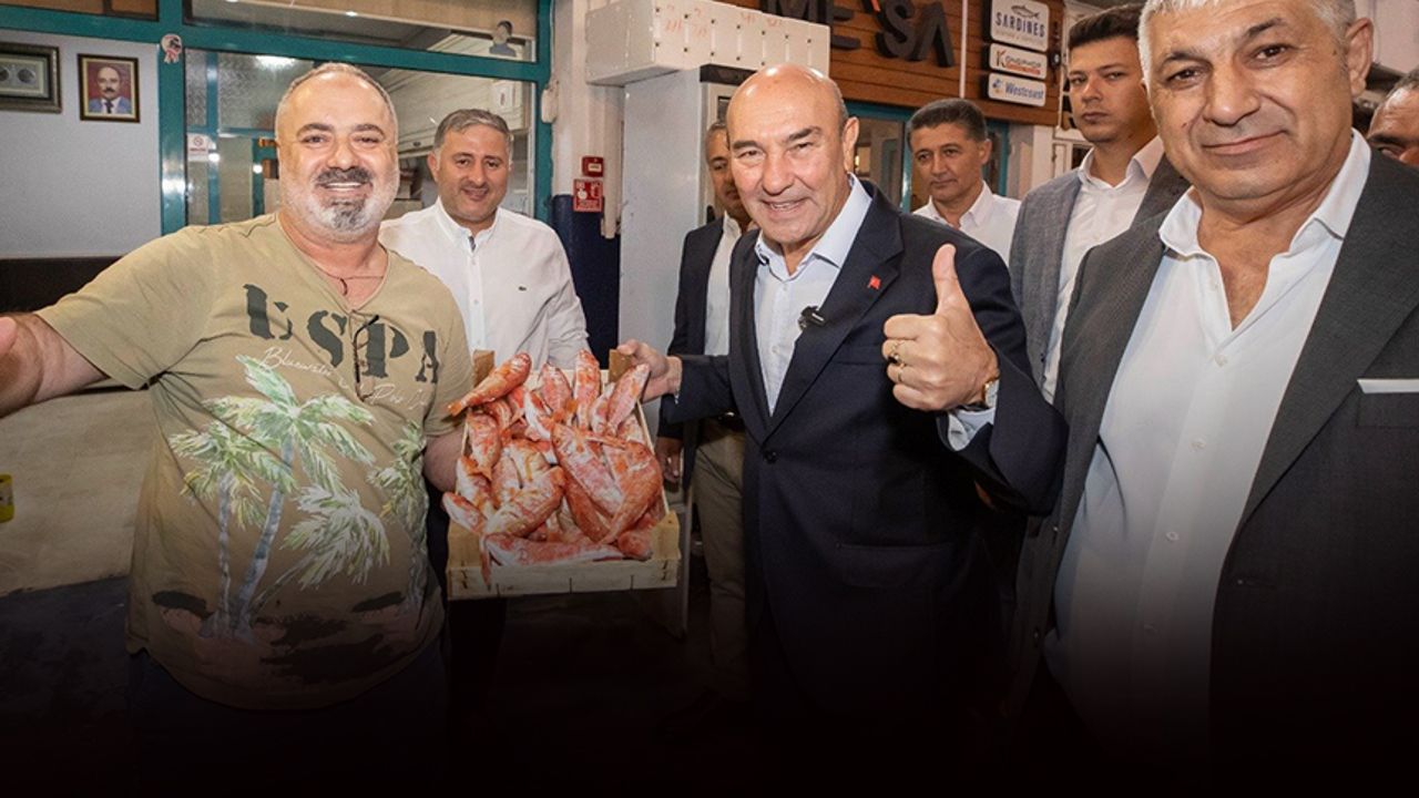 İzmirli balıkçılar sezonu açtı... Siftah Başkan Soyer'den!