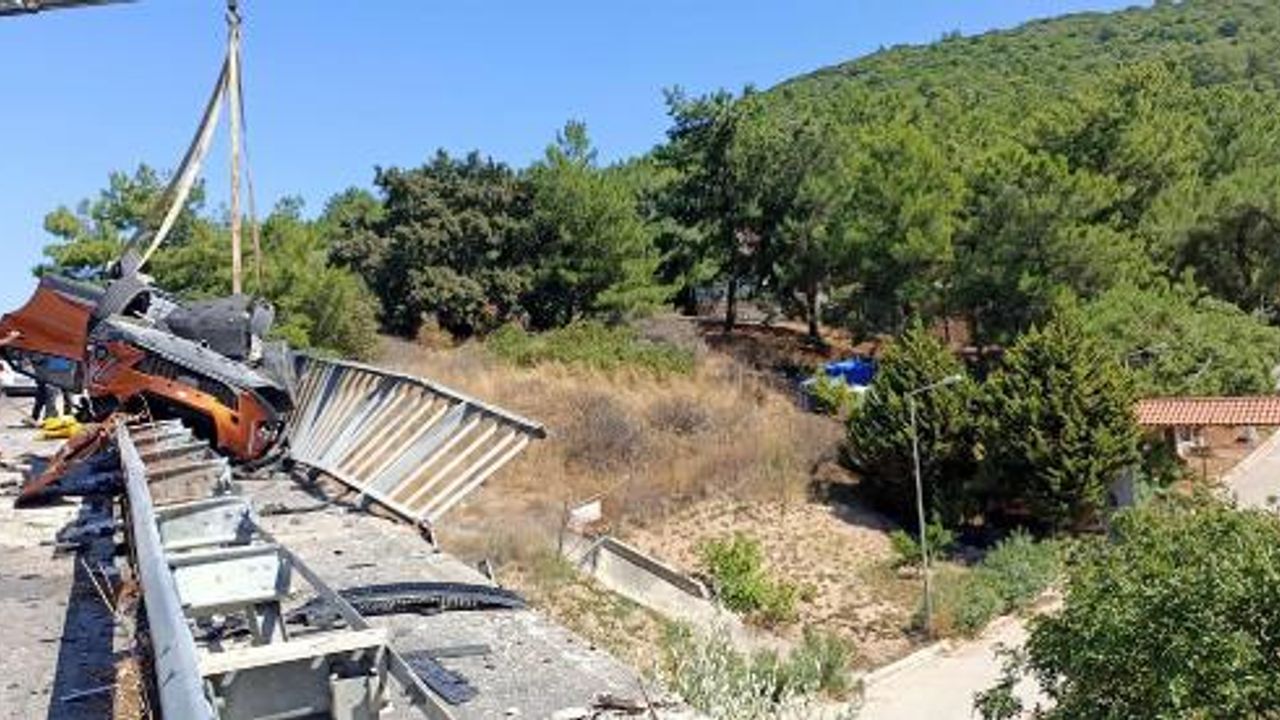 İzmir'de 3 aracın karıştığı kazada 1 kişi öldü, 2 kişi yaralandı