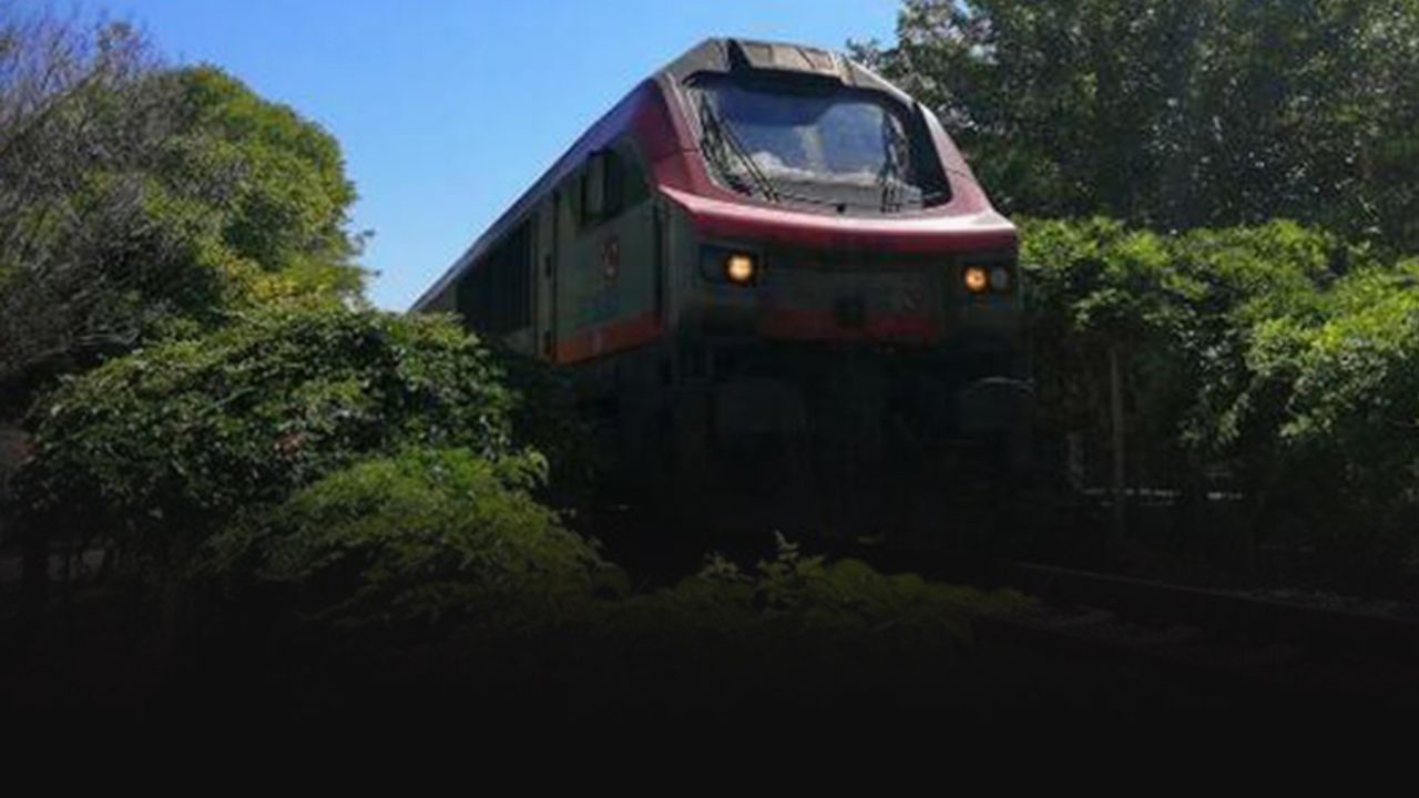 Demiryolu geçidinde feci kaza! Yük treni çarpan genç hayatını kaybetti