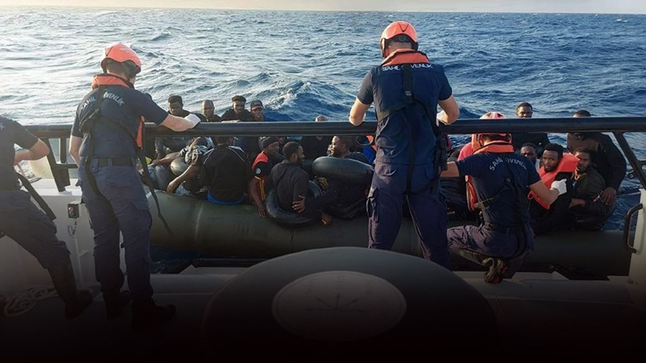 İzmir açıklarında 42 düzensiz göçmen kurtarıldı... 3 kaçakçı yakalandı